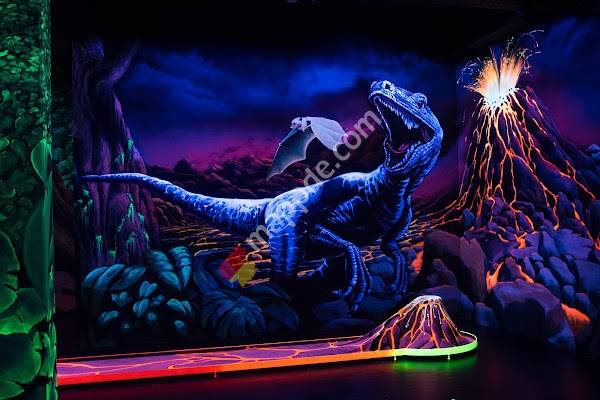 Blacklightarena 3D Schwarzlicht Minigolf / Escape-Room Senden