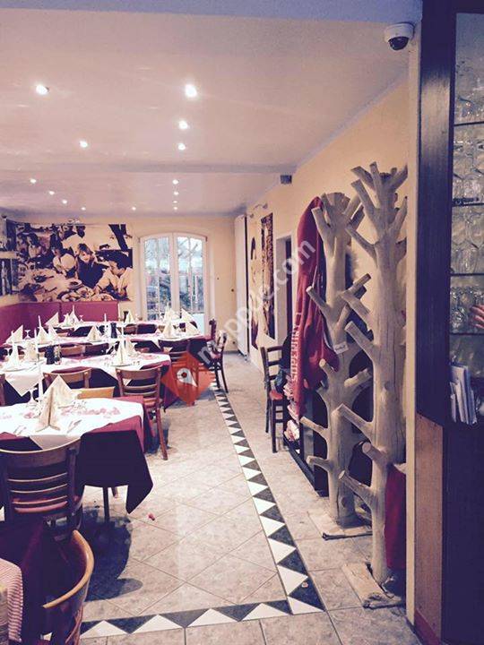 Castello Maurizio Trattoria/ Pizzeria/ Restaurante