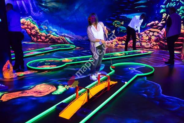 GlowZone Schwarzlicht 4D Minigolf Düsseldorf